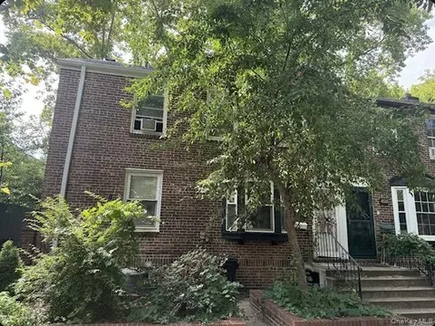 4030 44th St, New York, NY 11104