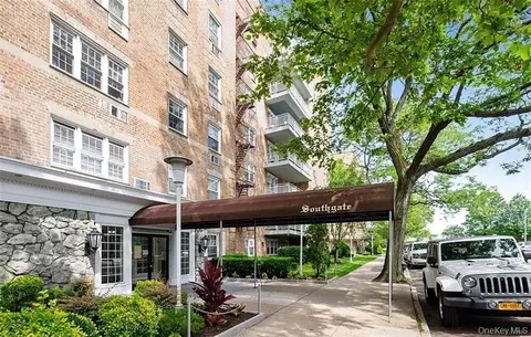 149-30 88th St #2G, Howard Beach, NY 11414