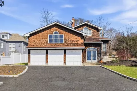 20 Maryland St, Dix Hills, NY 11746