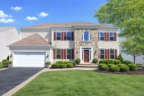 8 Avolet Ct, Mount Sinai, NY 11766
