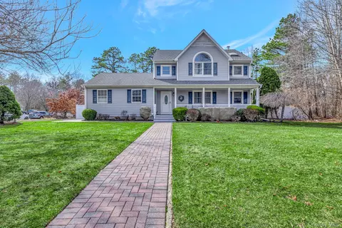 10 Tall Oaks Ct, Manorville, NY 11949
