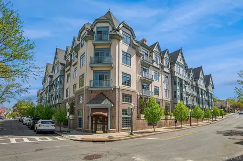 55 1st St #414, Pelham, NY 10803