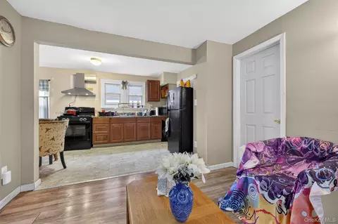 Entry Way - 113 Old Bay St, Peekskill, NY 10566 photo 4 of 8