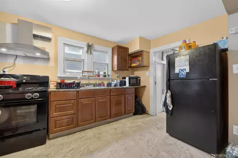 Entry Way - 113 Old Bay St, Peekskill, NY 10566 photo 3 of 8