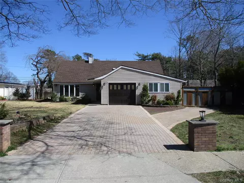 39 Split Cedar Dr, Islandia, NY 11749