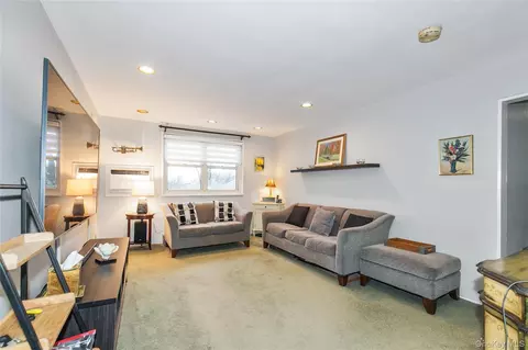 60-39 251st St #2ND, Little Neck, NY 11362