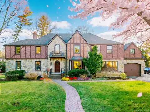 18 Robin Way, North Hempstead, NY 11021