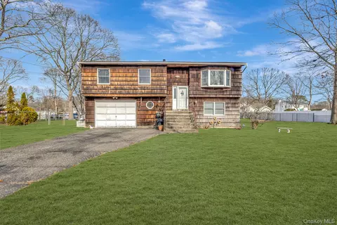 191 Hawthorne St, Mastic, NY 11950
