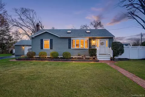 72 Harris St, Patchogue, NY 11772