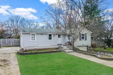 317 Centre Ave, Lindenhurst, NY 11757