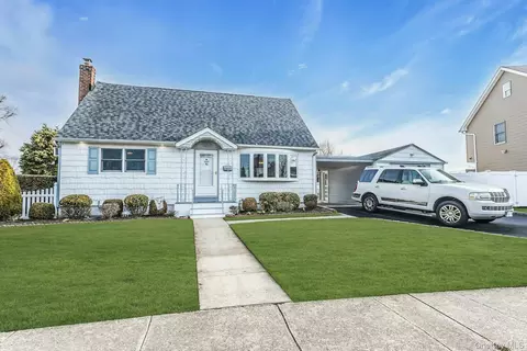 247 Knollwood Ln, Seaford, NY 11783