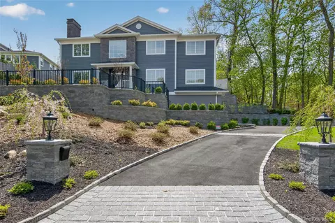 208 Cow Neck Rd, North Hempstead, NY 11050