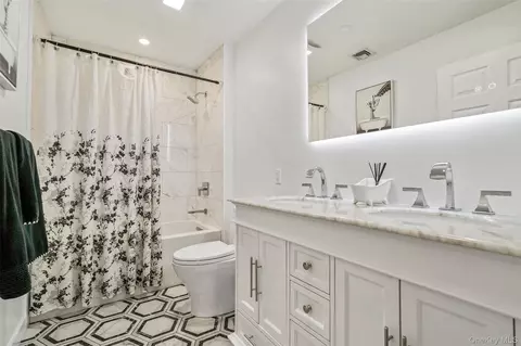 Bath - 31 Split Rock Rd, Pound Ridge, NY 10576 photo 3 of 3