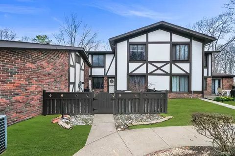 15 Birchwood Rd, Medford, NY 11763