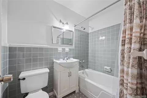 Bath - 2835 Webb Ave #9E, New York, NY 10468 photo 1 of 4