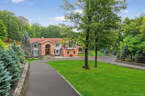 22 Skahen Dr, Tomkins Cove, NY 10986