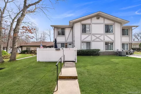 8 Birchwood Rd, Medford, NY 11763