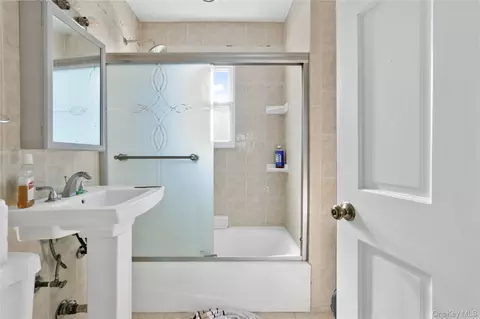 Bath - 136-76 71st Rd, Flushing, NY 11367 photo 2 of 3