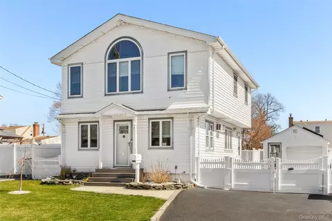 686 Adams Ave, Lindenhurst, NY 11757