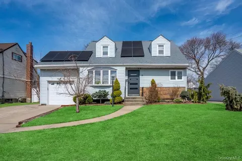 11 Karen St, West Babylon, NY 11704