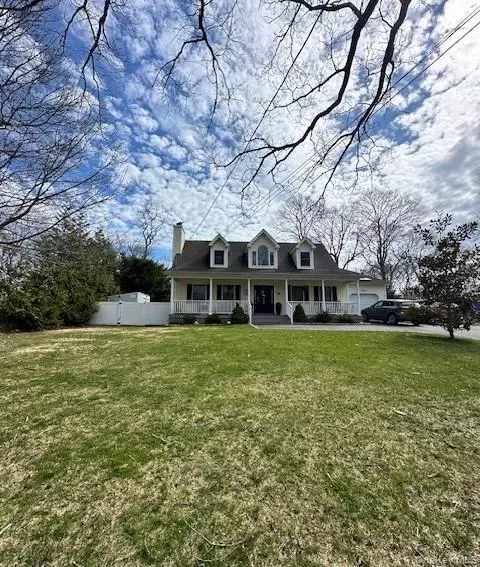 48 N Columbine Ave, Hampton Bays, NY 11946