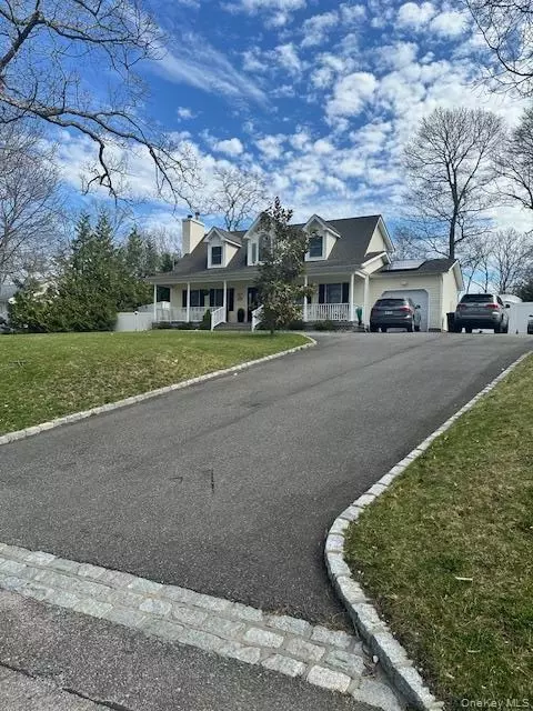 48 N Columbine Ave, Hampton Bays, NY 11946