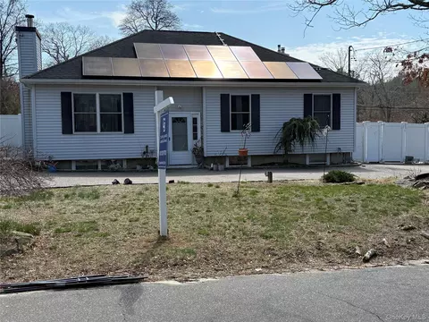 2 1st St, Coram, NY 11727