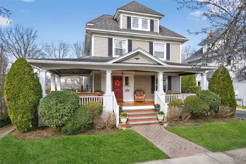 114 Roosevelt St, Garden City, NY 11530