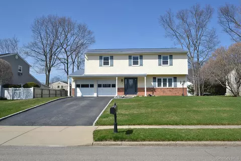 10 Maureen Dr, Hauppauge, NY 11788