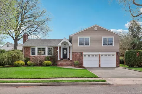 137 Weyford Ter, Garden City, NY 11530