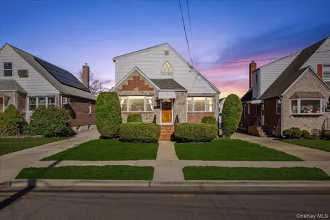 214 Central Blvd, North Hempstead, NY 11040