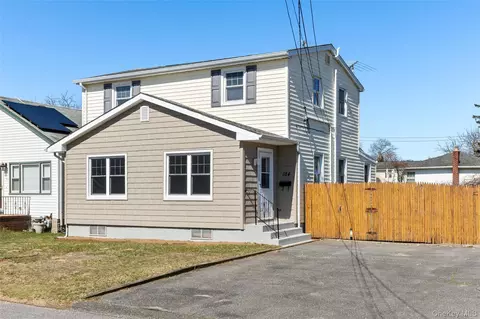 184 Dallas St, Lindenhurst, NY 11757