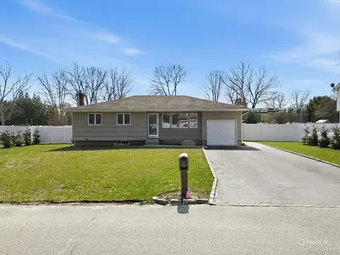38 Pentmoor Dr, Mastic, NY 11950