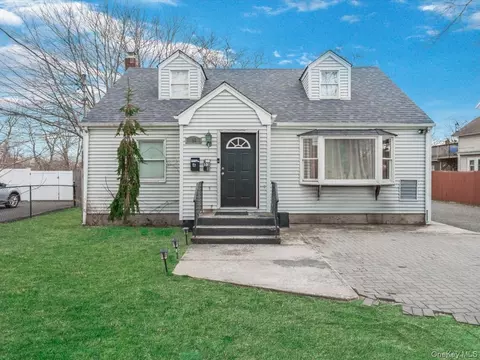 53 River Ave, Patchogue, NY 11772