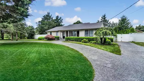 28 Alanson Ln, Hampton Bays, NY 11946