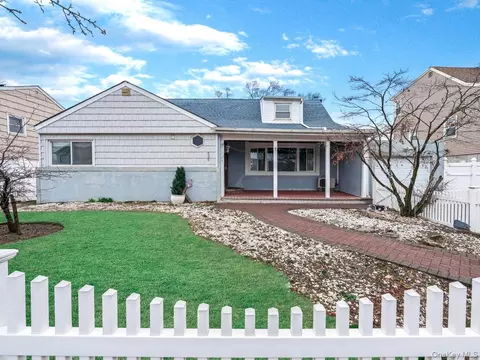 626 Pearl St, Oceanside, NY 11572