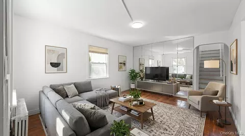 7 Everett St, Valley Stream, NY 11580