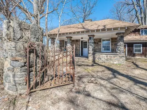 1425 Middle Neck Rd, North Hempstead, NY 11050