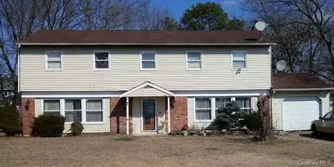 7 Groton Ln, Coram, NY 11727