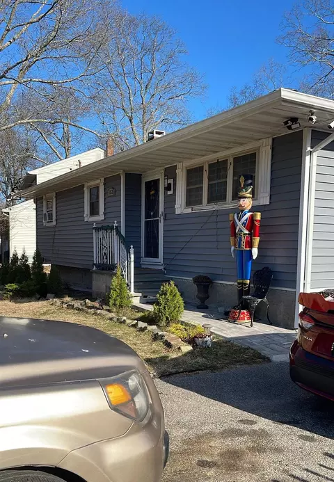 152 Dogwood Rd, Mastic Beach, NY 11951