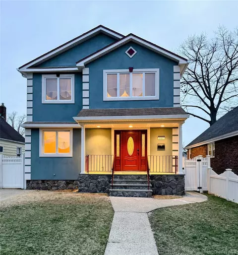 267 Seidman Pl, Franklin Square, NY 11010