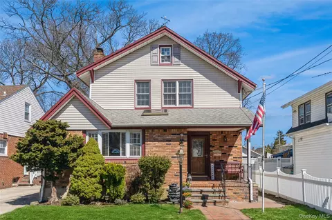 49 Winter St, Lynbrook, NY 11563