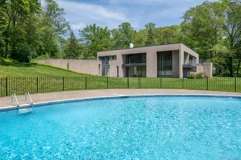 3 Paddock Ct, North Hempstead, NY 11568