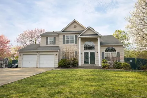 1 Daylilly Ct, Middle Island, NY 11953