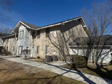 26 Redwood Ct #R26, Coram, NY 11727