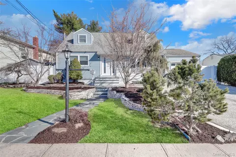 188 N Kentucky Ave, Massapequa, NY 11758