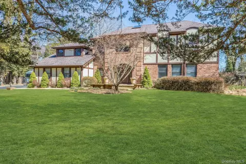 6 Ashleigh Dr, Saint James, NY 11780