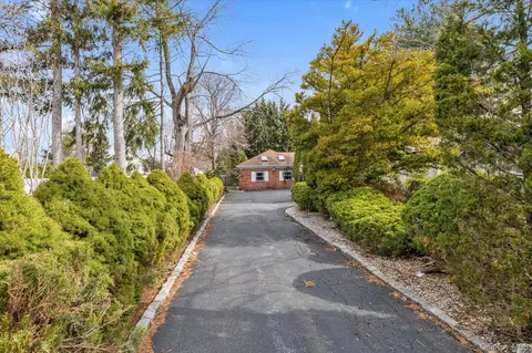 84 Horton Pl, Syosset, NY 11791