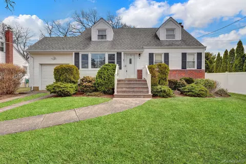2 Jackson Ave, Massapequa Park, NY 11762