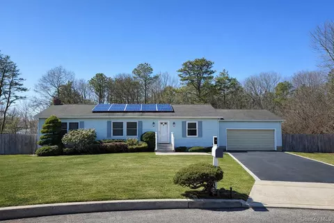 4 Mews Ct, Holtsville, NY 11742